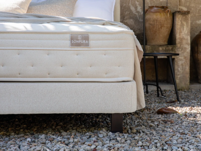 Cama con colchón firme en dormitorio moderno