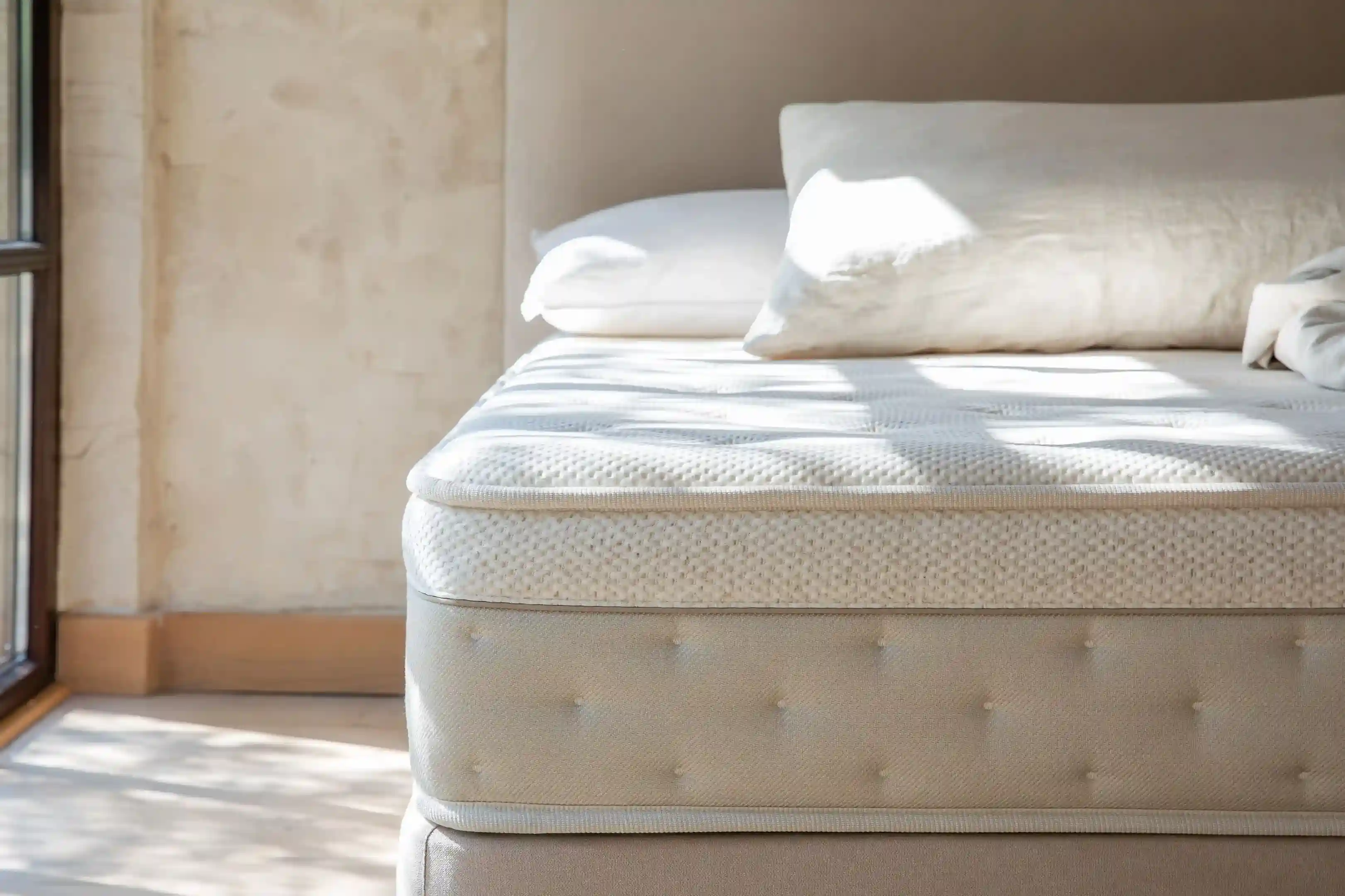 Dormitorio con cama bien hecha y ambiente de descanso